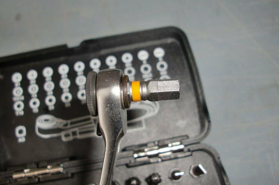 Bit Box mit markierten Bits und Umschaltknarre XS (1/4" 33 teilig) Bit Box mit markierten Bits und Umschaltknarre XS (1/4" 33 teilig)